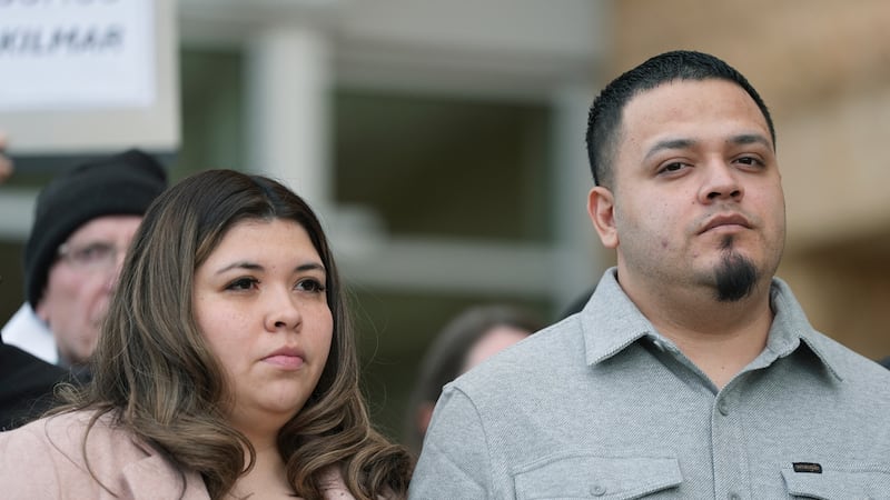 Kilmar Ábrego García y su esposa, Jennifer Vasquez Sura, salen de la corte federal de...