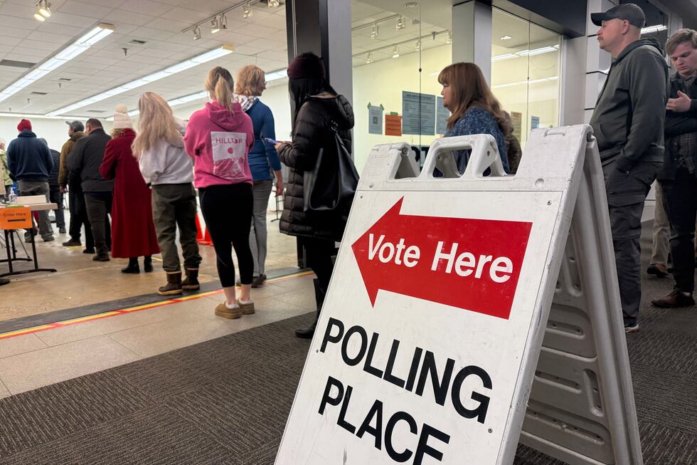 La entrada de un centro de votación en Anchorage, Alaska, el 21 de octubre del 2026. (AP...
