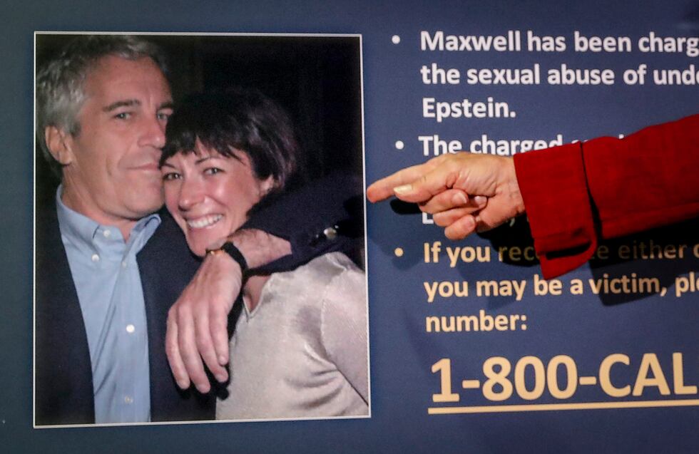 Una foto de Jeffrey Epstein con Ghislaine Maxwell es exhibida en una conferencia de prensa en...