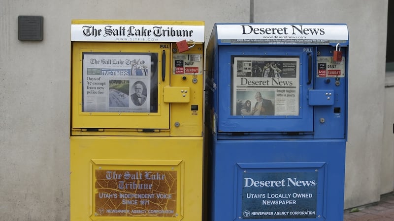 ARCHIVO - Esta fotografía muestra cajas de venta de los periódicos Salt Lake Tribune y Deseret...