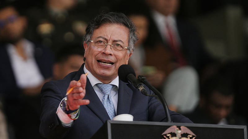 El presidente colombiano Gustavo Petro habla durante la ceremonia de investidura del general...