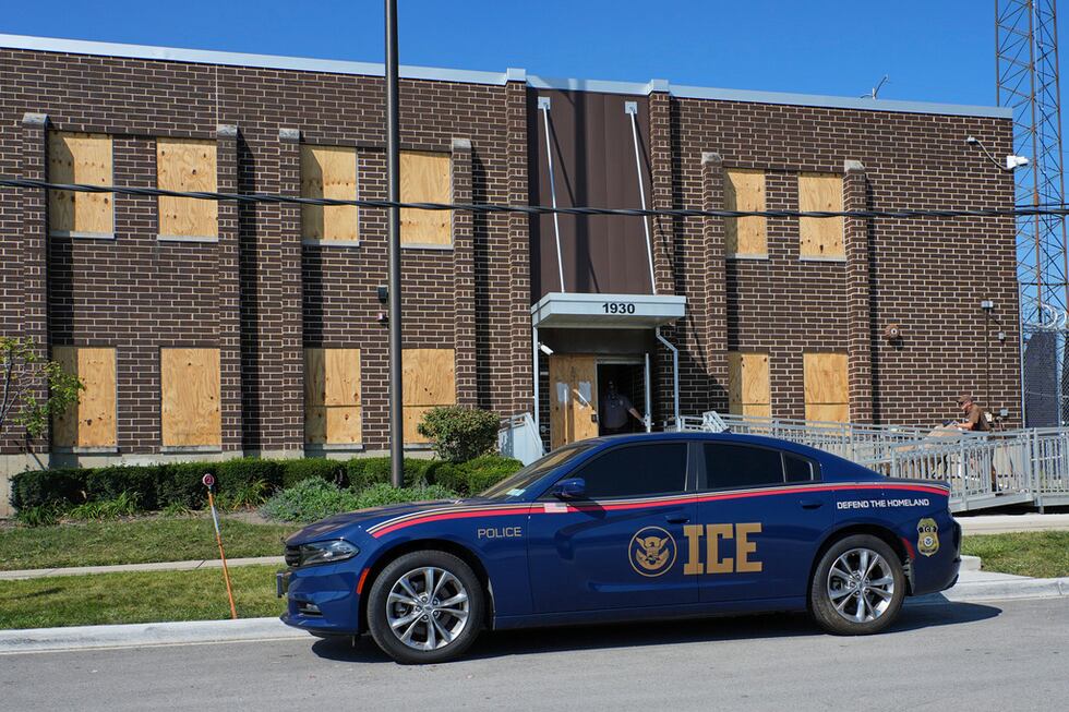 Aumentan los arrestos de inmigrantes en Chicago; activistas intensifican sus tácticas de...