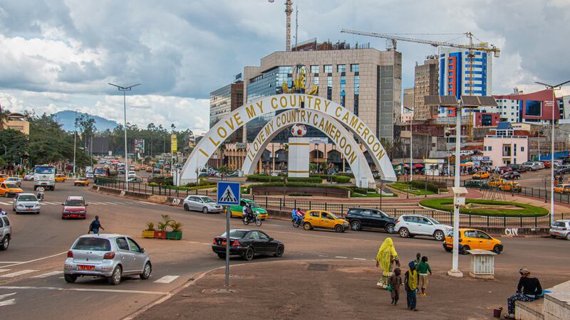 ARCHIVO - Autos circulan por una intersección cerca de un monumento el 12 de septiembre de...
