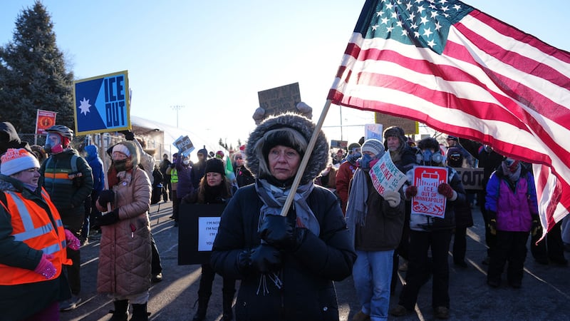 Un grupo de personas se reúne para protestar contra el Servicio de Inmigración y Control de...