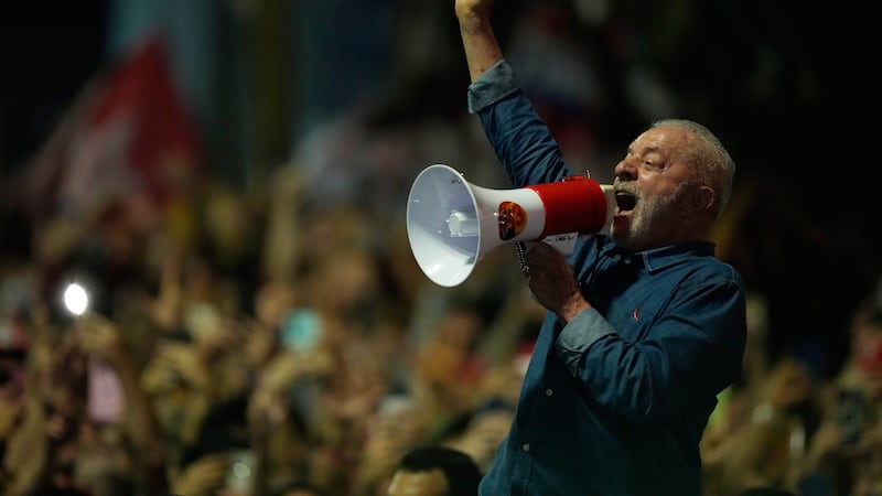 El presidente de Brasil, Luiz Inácio Lula da Silva, se dirige a sus seguidores durante un...