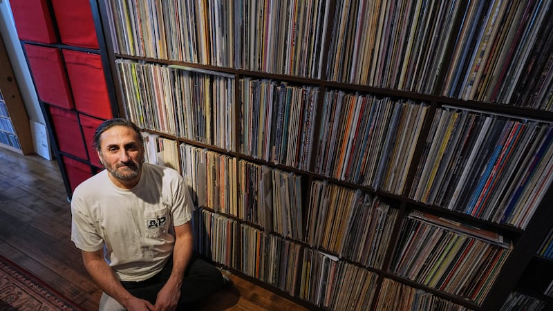 Aadam Jacobs posa frente a una estantería para guardar discos de vinilo (LP) en su casa de...