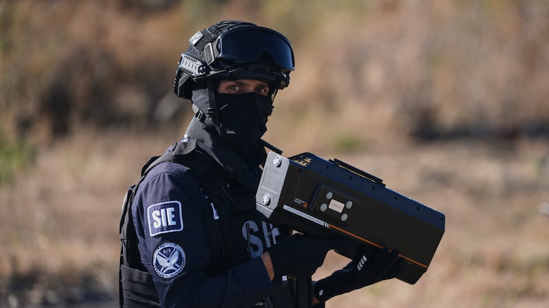 Un miembro de la Subsecretaría de Investigación Especializada del estado de Michoacán utiliza...