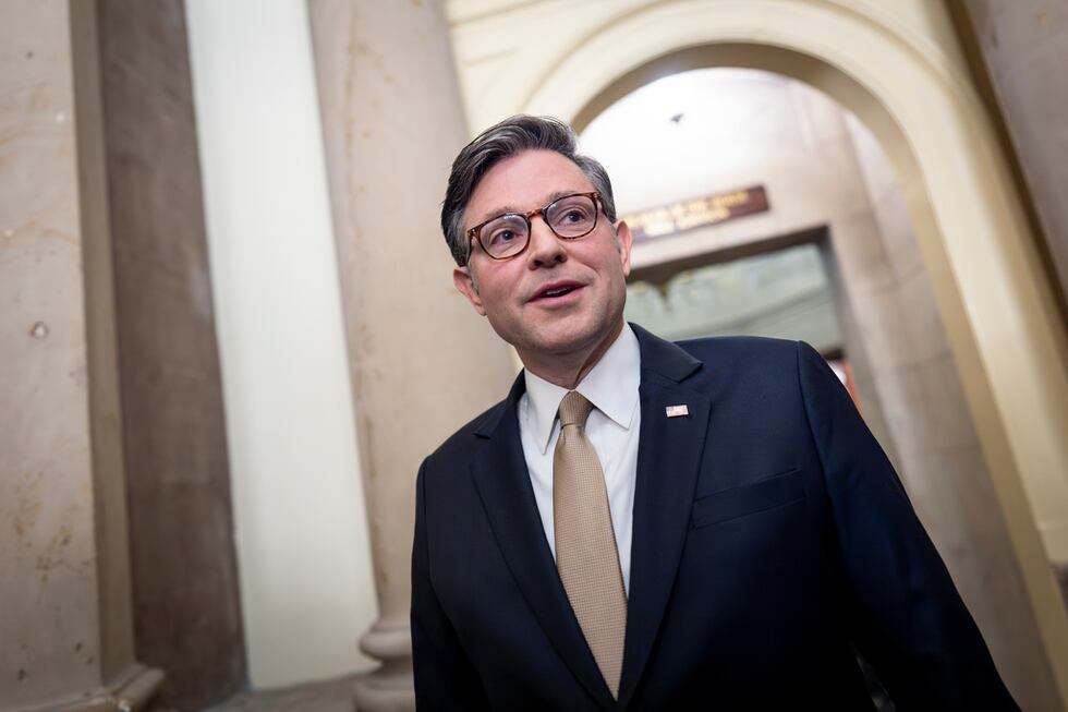 El presidente de la Cámara de Representantes  Mike Johnson en el Capitolio en Washington el 13...
