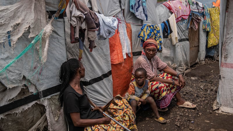 Un grupo de personas en el campo de refugiados Don Bosco, mientras funcionarios de la Cruz...