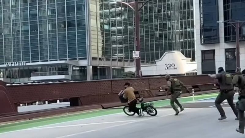 Repartidor de comida en bicicleta escapa de agentes ICE