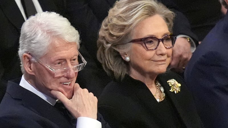 El expresidente Bill Clinton y la exsecretaria de Estado Hillary Clinton en el funeral del...