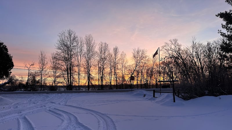 El sol sale sobre una escena invernal en Lowville, Nueva York, el 28 de diciembre de 2025....