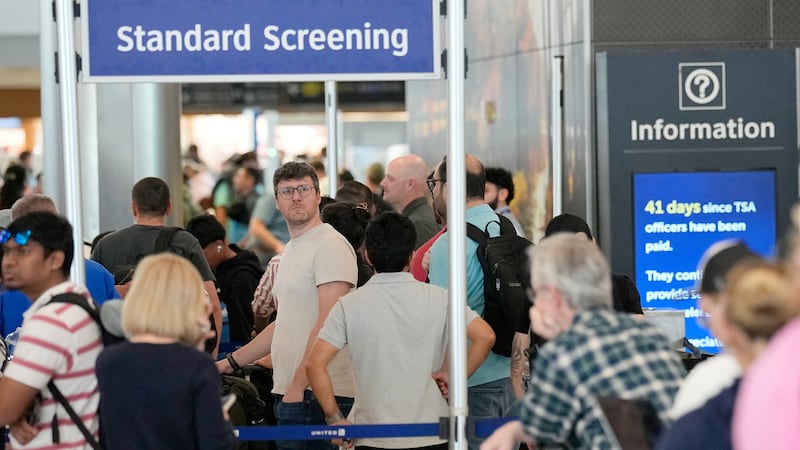 Pasajeros esperan en largas colas de controles de seguridad en el Aeropuerto Intercontinental...