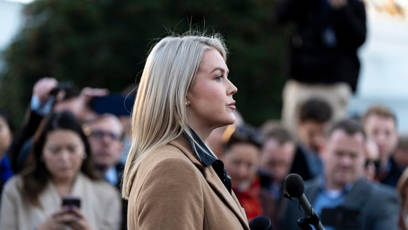 La secretaria de prensa de la Casa Blanca, Karoline Leavitt, habla con los periodistas en la...