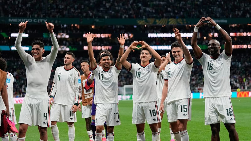 Los jugadores de México celebran la victoria ante la República Checa en el partido del Grupo A...
