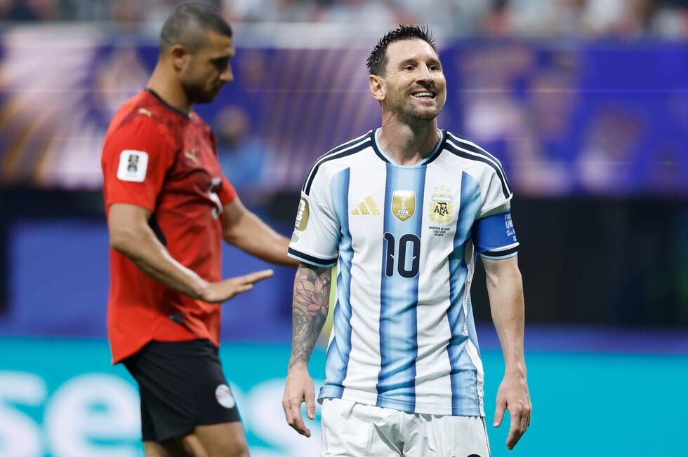 El delantero argentino Lionel Messi reacciona durante el partido contra Egipto en los octavos...