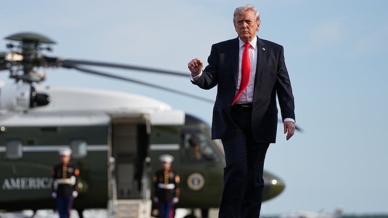 El presidente Donald Trump camina desde el Marine One para abordar el Air Force One en el...