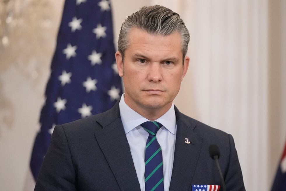 El secretario de Defensa de Estados Unidos, Pete Hegseth, escucha en una conferencia de prensa...