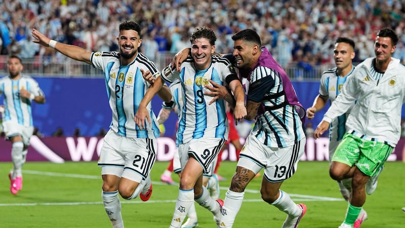 Julián Álvarez (9) celebra tras anotar el segundo gol de Argentina en el partido contra Suiza...