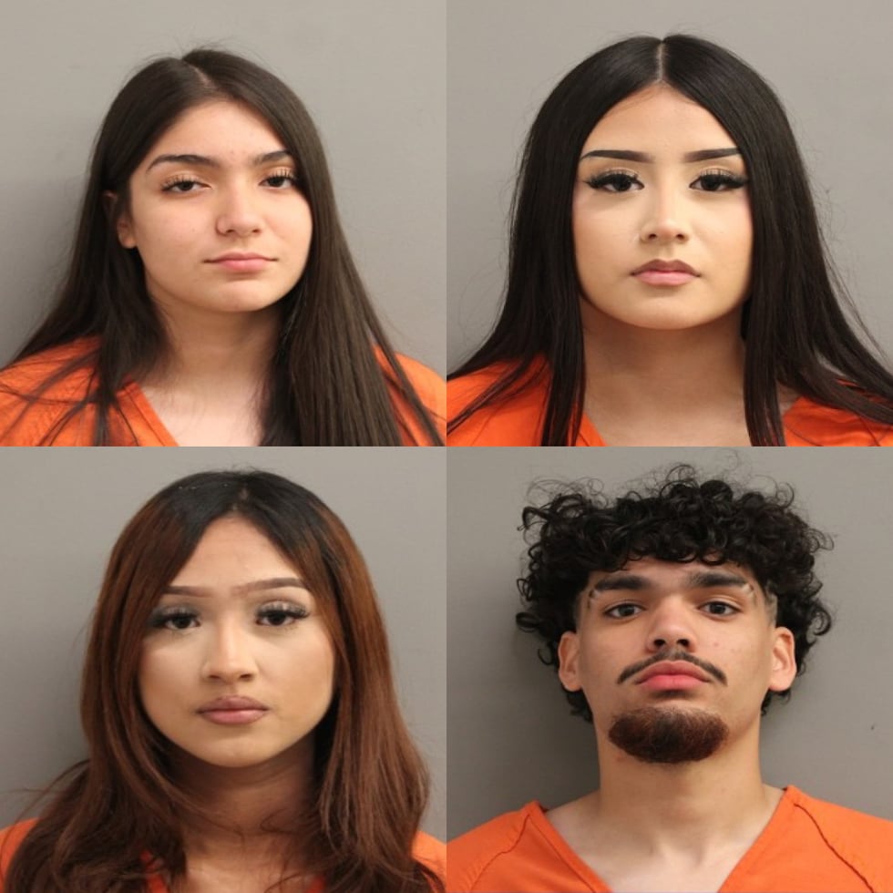 ARRIBA: Ashley Escobar (izquierda) and Maria Ramirez (derecha) ABAJO: Yorleni Escobar...