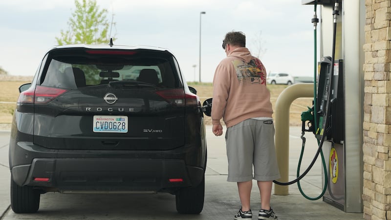 Un conductor llena el tanque de un vehículo en una gasolinera Buc-ee's de Johnstown, Colorado,...