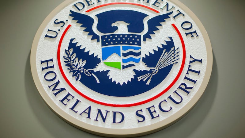 ARCHIVO - Logotipo del Departamento de Seguridad Nacional durante una conferencia de prensa en...