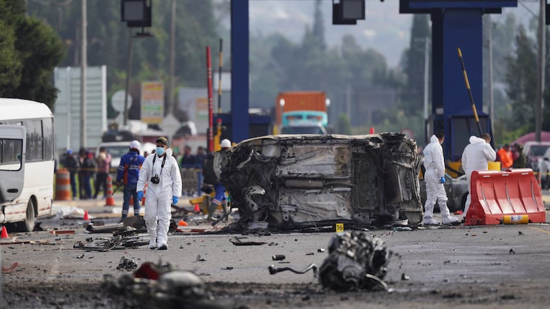 Los forenses inspeccionan el lugar de un accidente mortal en el que se vieron implicados...