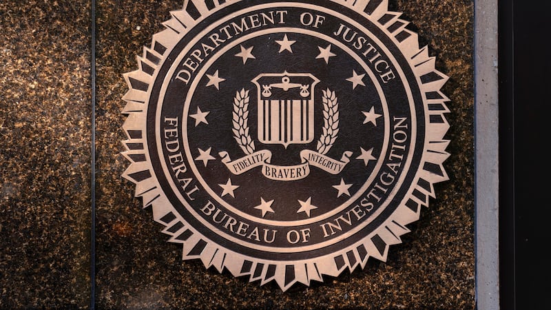 ARCHIVO - El sello del FBI en su sede central en Washington, el 18 de noviembre de 2024. (AP...