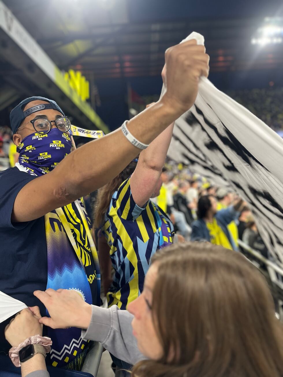 La Brigada de Oro, el grupo de aficionados del club de fútbol Nashville, expresó con pancartas...