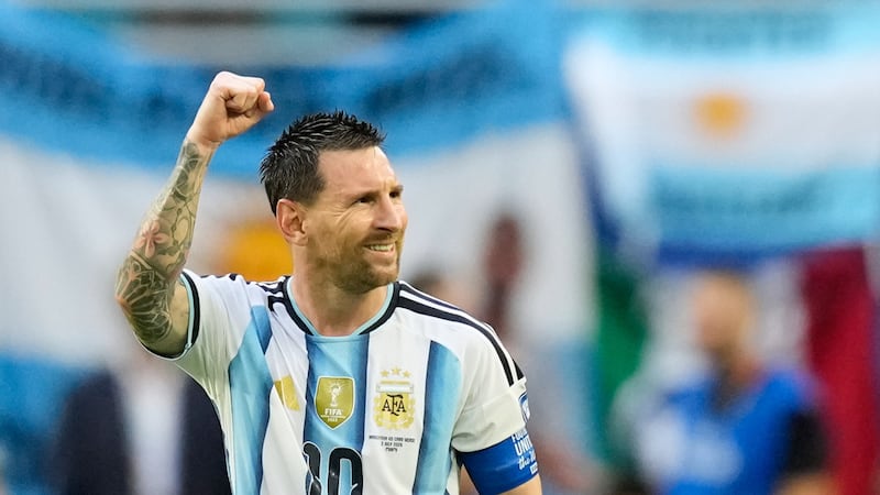 Lionel Messi celebra tras marcar un gol para Argentina en el partido contra Cabo Verde en los...