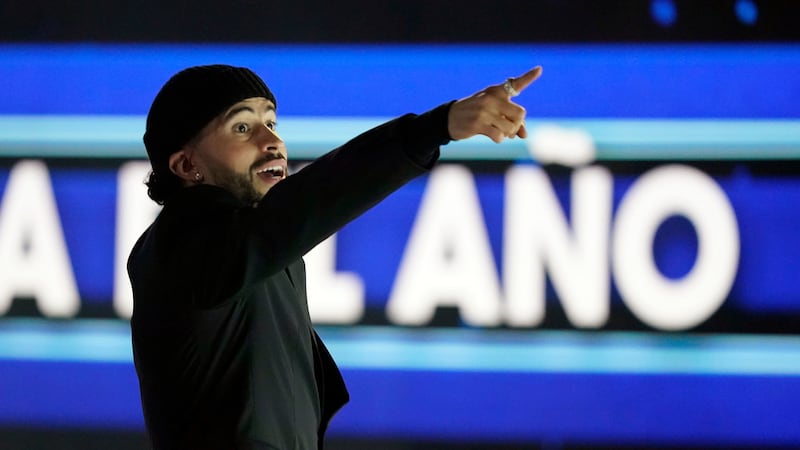 ARCHIVO - Bad Bunny señala a sus fans mientras camina para recibir el Premio al Artista del...