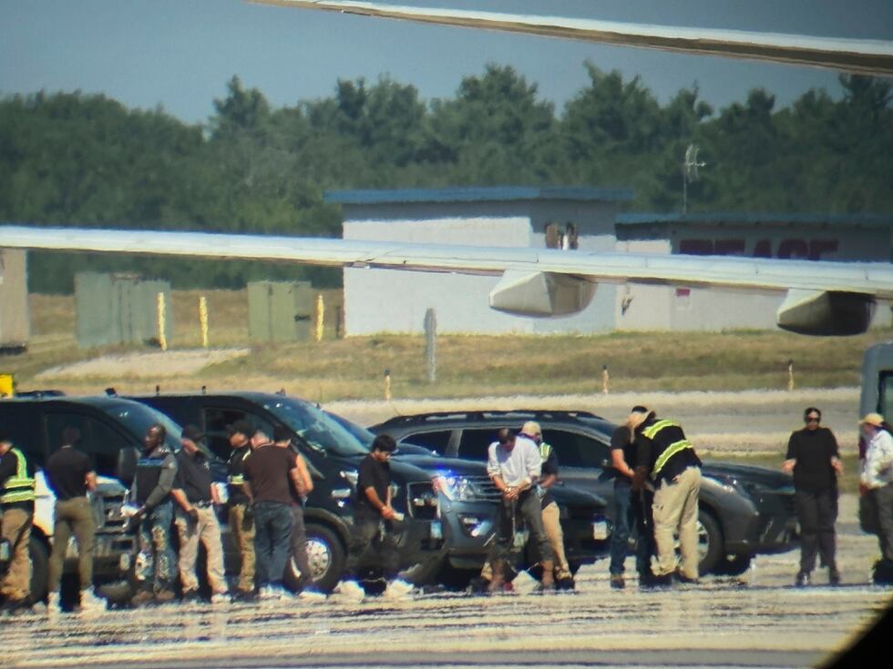 Foto obtenida por The Associated Press que muestra a personas detenidas por la agencia de...