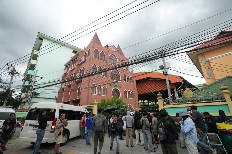 Una multitud se congrega en el exterior de una escuela donde se reportaron fallecidos y...