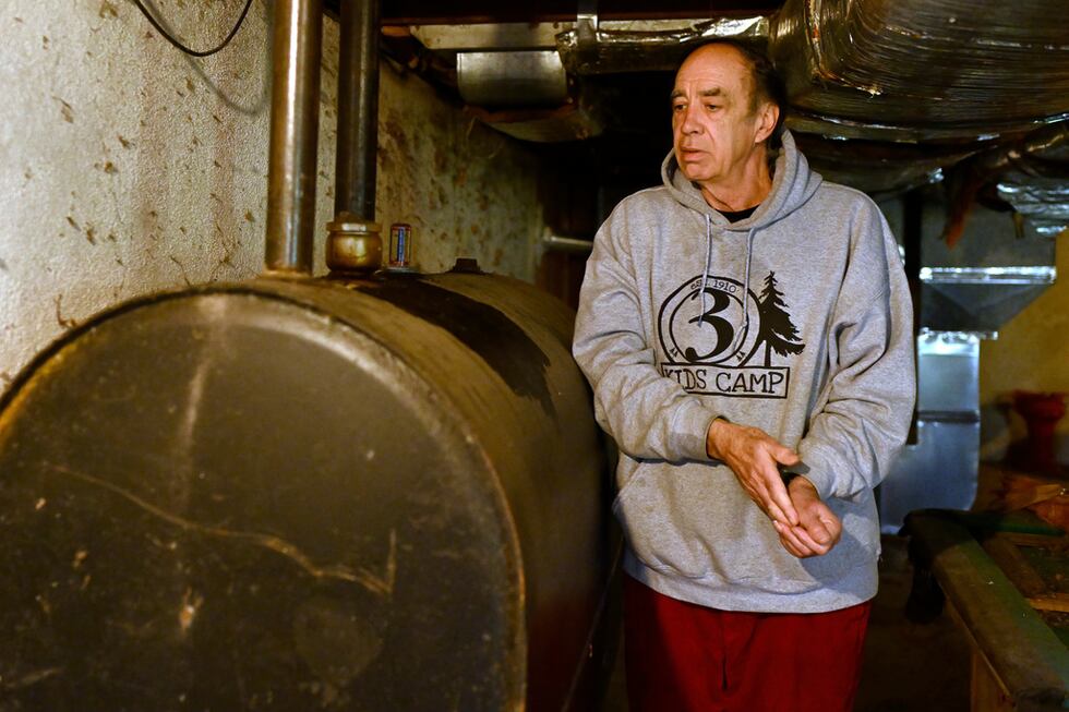 Mark Bain, beneficiario del Programa de Asistencia Energética para Hogares de Bajos Ingresos,...