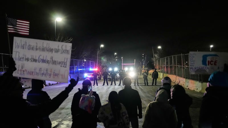 Agentes federales de inmigración se enfrentan a manifestantes fuera del edificio federal...