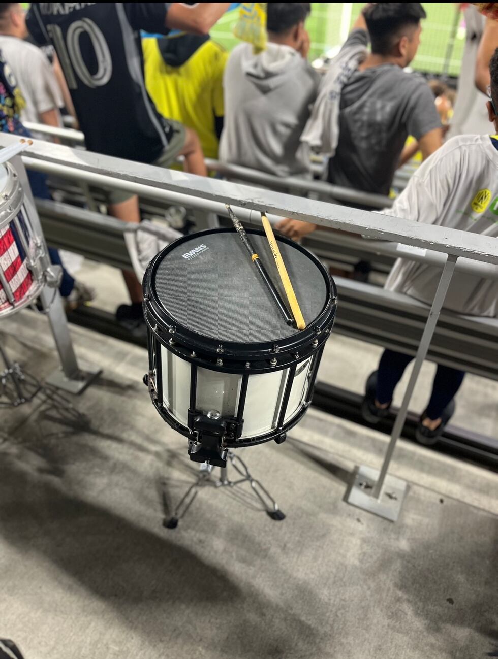 La Brigada de Oro, el grupo de aficionados del club de fútbol Nashville, expresó con pancartas...