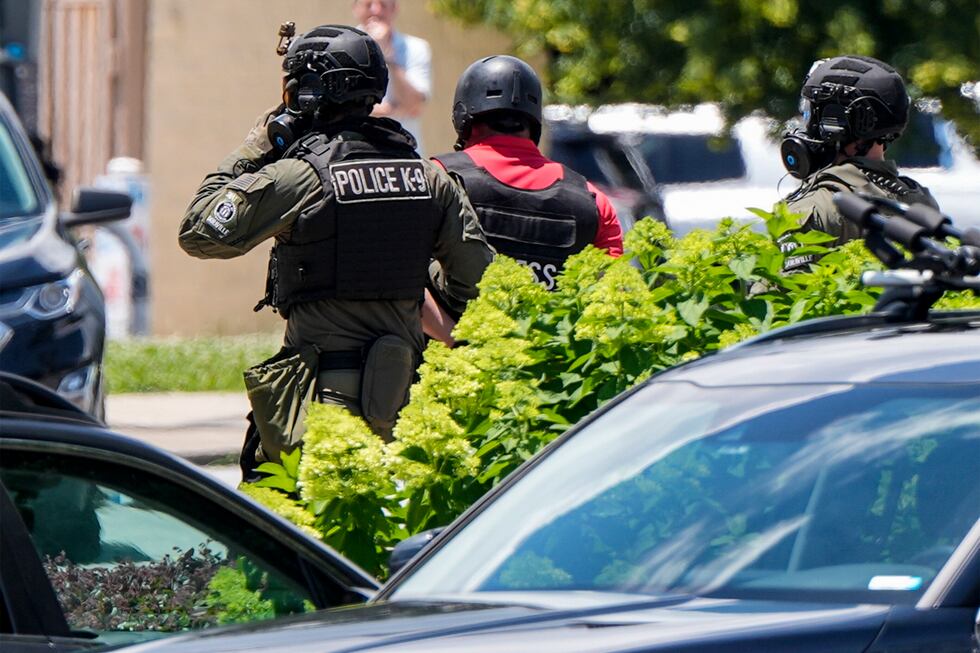 El momento en que un agente del equipo SWAT de la policía de Doraville (Georgia) detiene al...