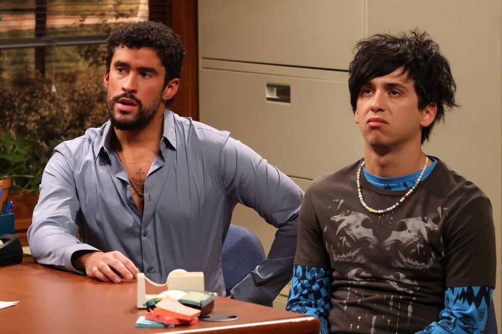 Esta imagen publicada por NBC muestra al presentador Bad Bunny, a la izquierda, y a Marcello...