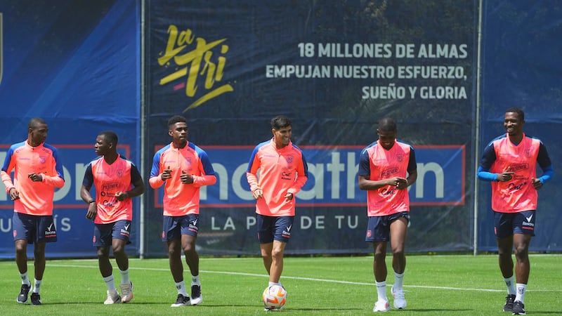 Los jugadores de Ecuador durante un entrenamiento de la selección, el martes 18 de marzo de...
