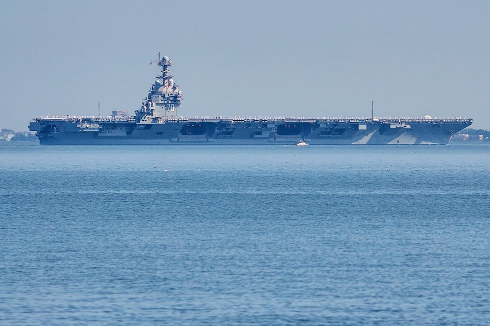 El portaaviones USS Gerald R. Ford saliendo de la Base Naval Norfolk, en Norfolk, Virginia, el...