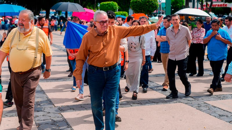ARCHIVO - El gobernador del estado de Sinaloa, Rubén Rocha Moya, saluda mientras participa en...