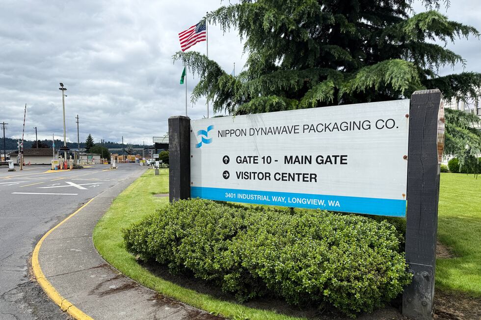 Exterior de la planta procesadora de papel Nippon Dynawave Packaging Co., tras la implosión de...