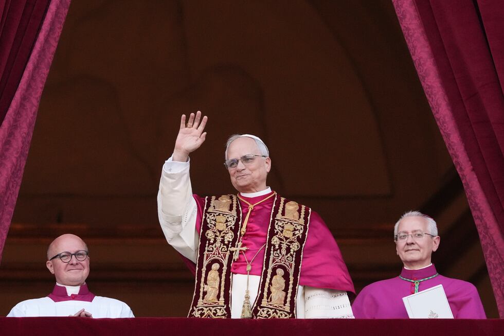 El nuevo papa León XIV en la logia central de la Basílica de San Pedro tras ser elegido...