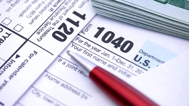 Arma de doble filo. Muchos inmigrantes indocumentados temen hacer sus impuestos por miedo a...