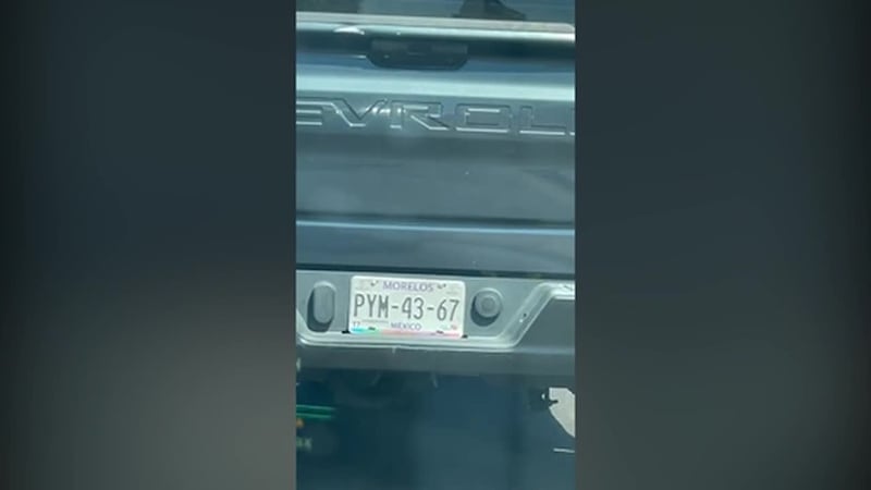 Captan vehículos encubiertos de agentes portando placas de México durante un operativo en el...
