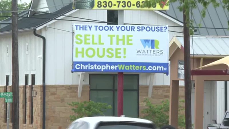 Cartel publicitario de agencia de bienes raíces causa indignación y miedo en comunidad...