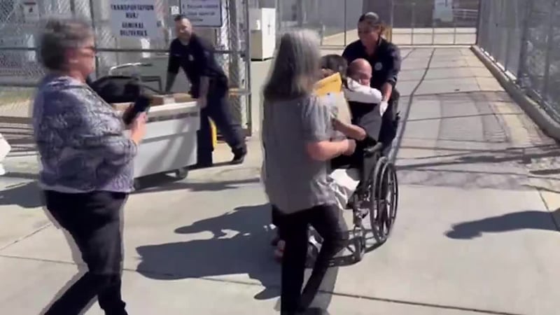 Hispano recobra libertad tras 27 años en prisión. Había sido condenado de por vida por la...