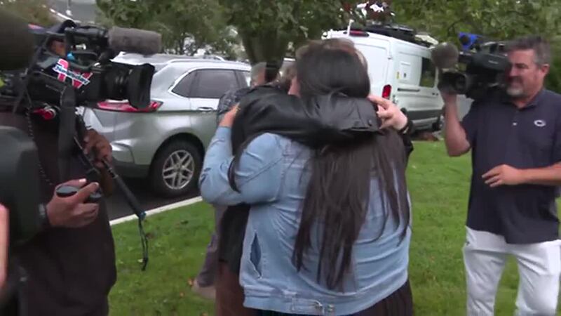 El abrazo que esperó 35 años. Madre hispana se reúne con su hija, quien dice se la robaron al...