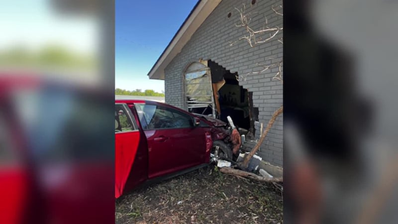 Auto se estrella contra la casa de una pareja hispana. El conductor le dijo al dueño que...